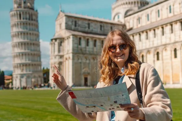Turista en pisa con un mapa