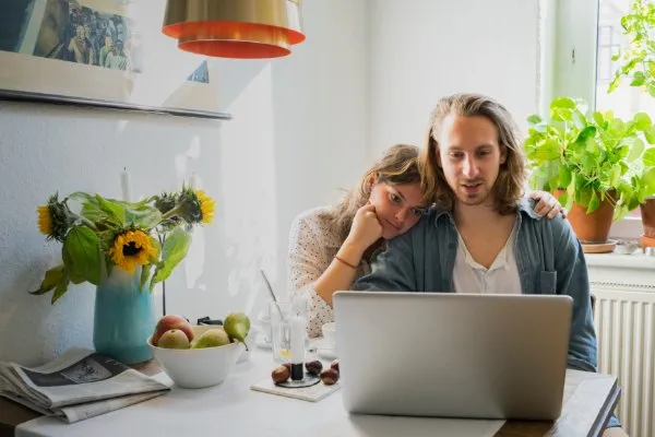 pareja frente a una computadora