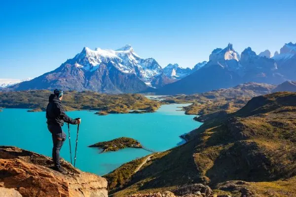 turista en un lago azul chile