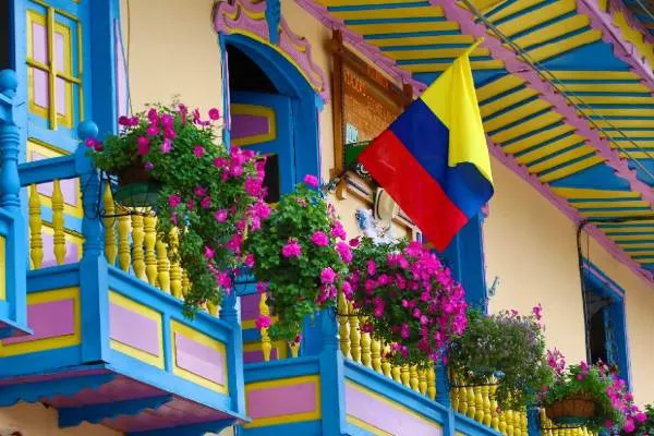 balcones colorados con flores y una bandera