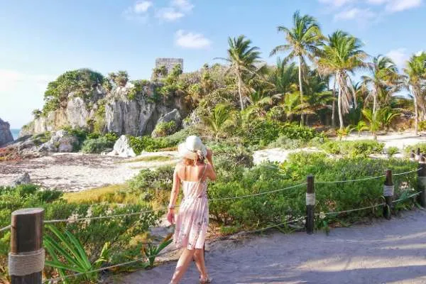 Mujer caminando en la playa