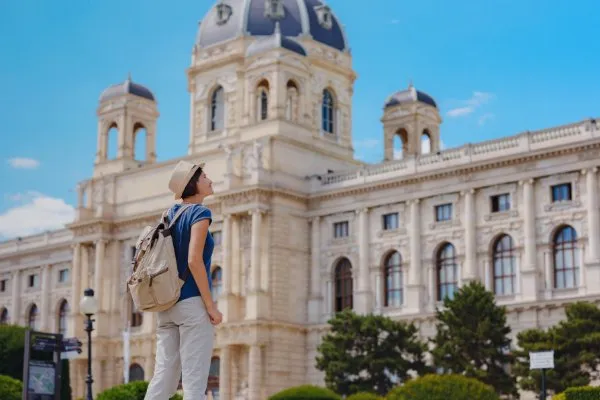turista con mochila