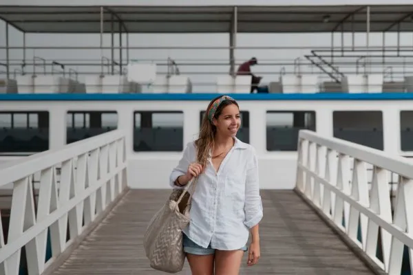 mujer en vacaciones en un barco