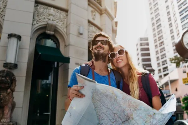 estudiantes de vacaciones con un mapa
