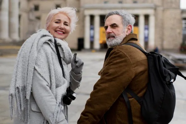dos personas mayores de vacaciones